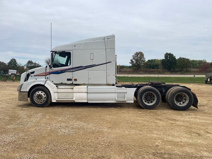 #101-•-2007-volvo-vnl-sleeper-semi-(has-wi-title)-image-5