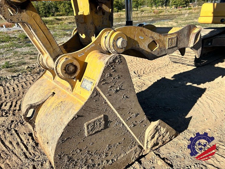 2018-caterpillar-320-image-10