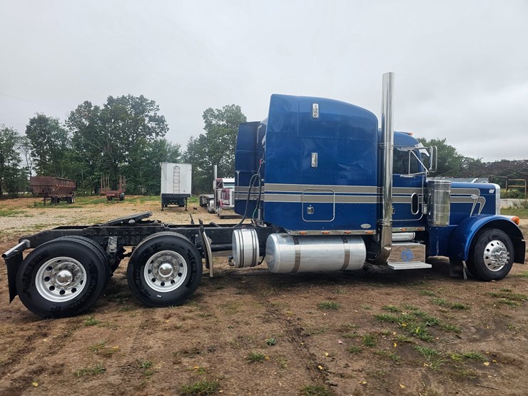 2001-peterbilt-379-image-19