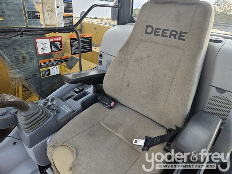 2016-deere-135g-image-40
