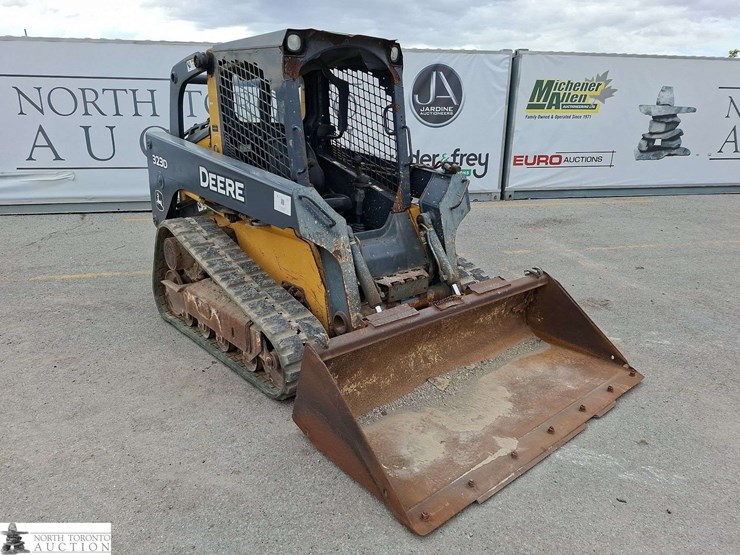 2012-deere-323d-image-3