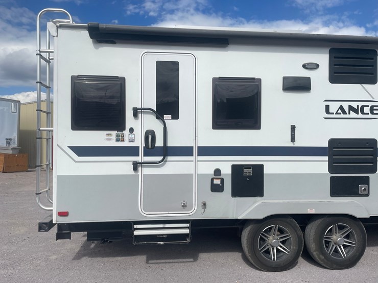 #2824-•-2022-lance-travel-trailer,-(has-new-mexico-title)-image-8
