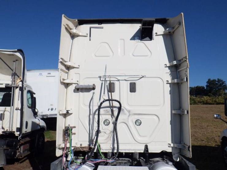 2015-freightliner-cascadia-125-evolution-image-12