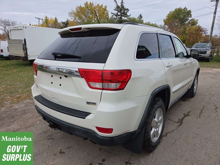 2011-jeep-grand-cherokee-image-3