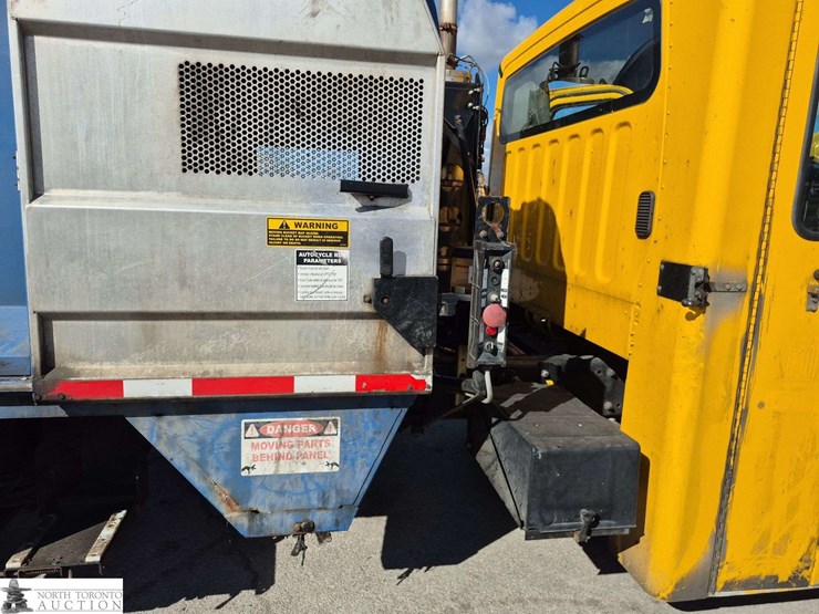 2018-freightliner-m2-106-image-27