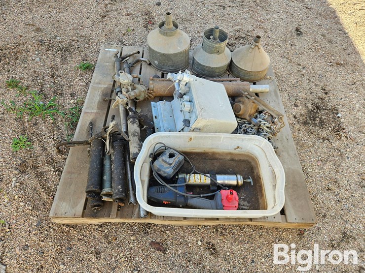 electric-grease-gun,-hydraulic-cylinder-and-other-items-image-7