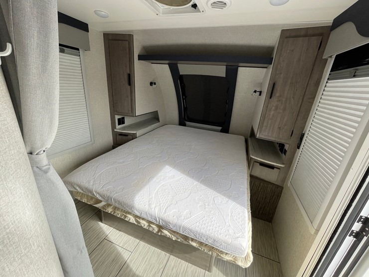 #2824-•-2022-lance-travel-trailer,-(has-new-mexico-title)-image-69