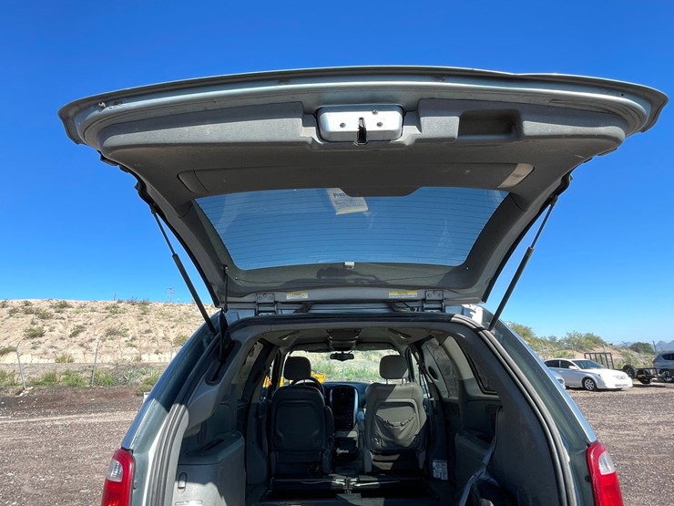 2005-chrysler-town-&-country-image-103