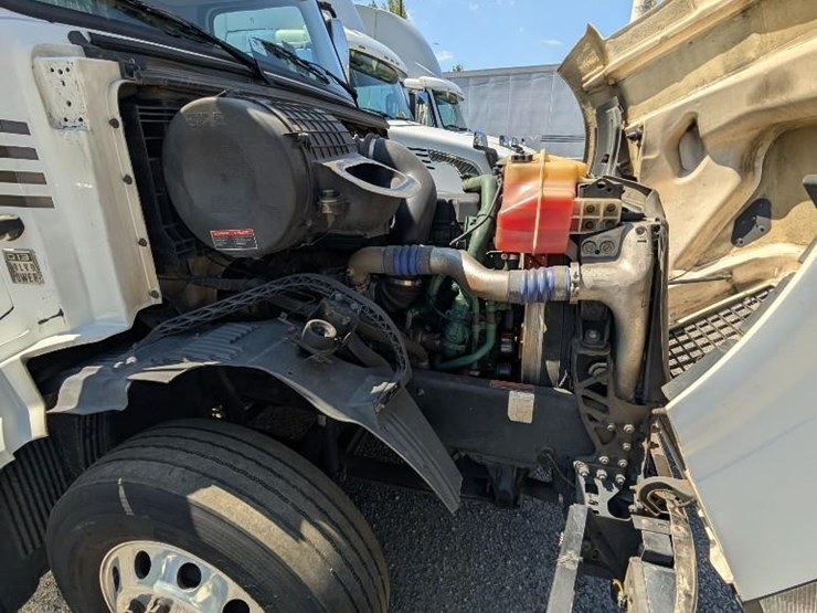 2018-volvo-10-image-26