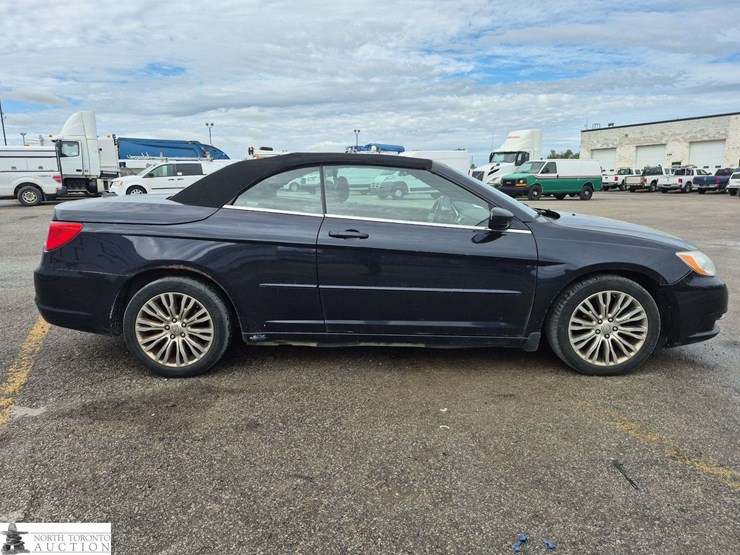 2012-chrysler-200-image-4