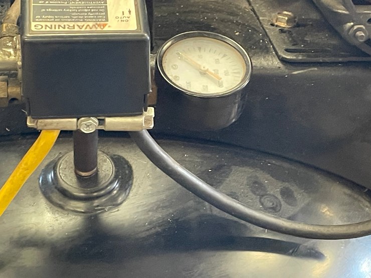 #4646-•-60-gallon-vertical-air-compressor-image-13