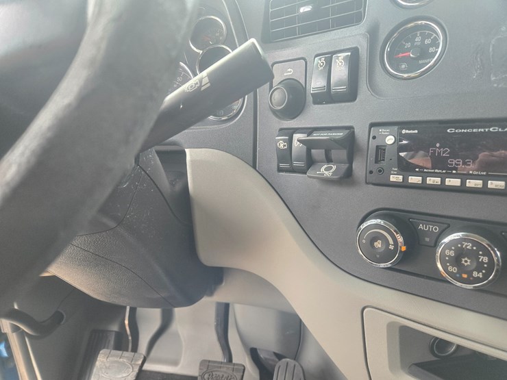 2020-peterbilt-579-image-57