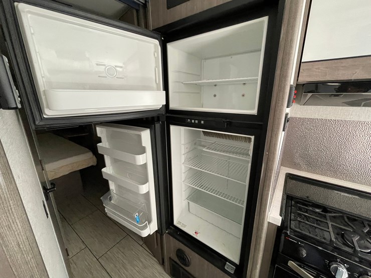 #2824-•-2022-lance-travel-trailer,-(has-new-mexico-title)-image-48