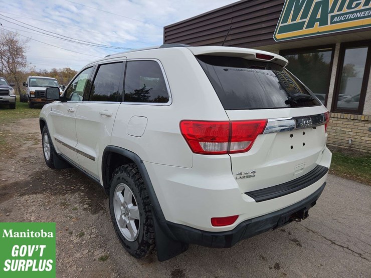 2011-jeep-grand-cherokee-image-4