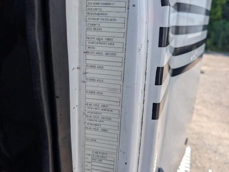 2018-volvo-10-image-5