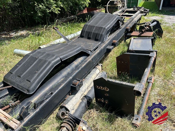 complete-roll-off-hoist-body-minus-the-tarper-rams,-tank,-plastic-fenders-image-1