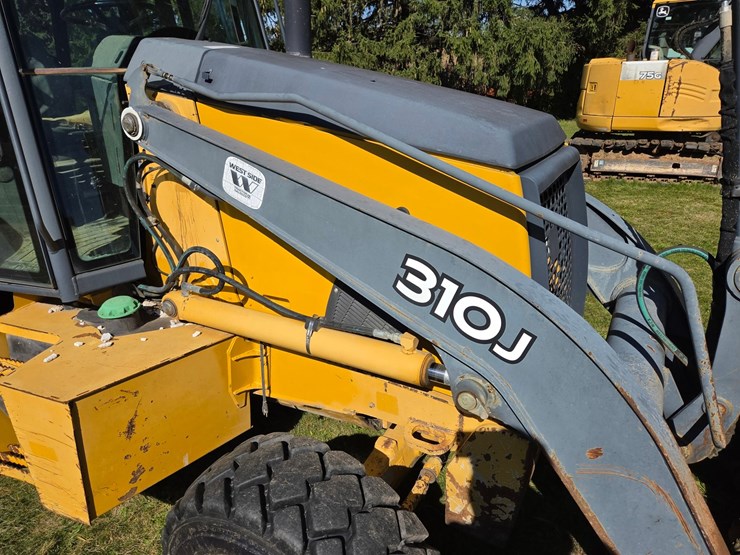 2010-deere-310j-image-12