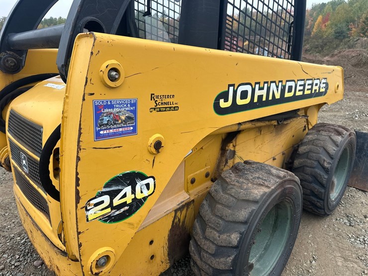 deere-240-image-24