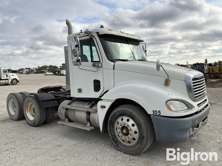 2005-freightliner-columbia-120-image-3