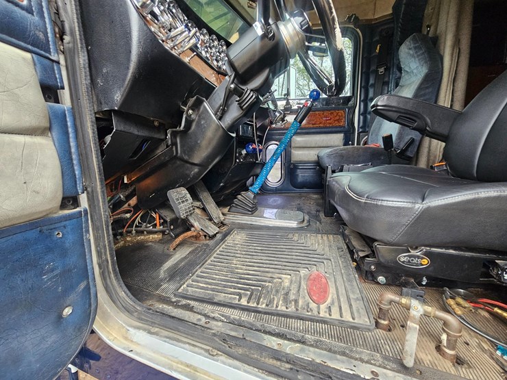 2001-peterbilt-379-image-46