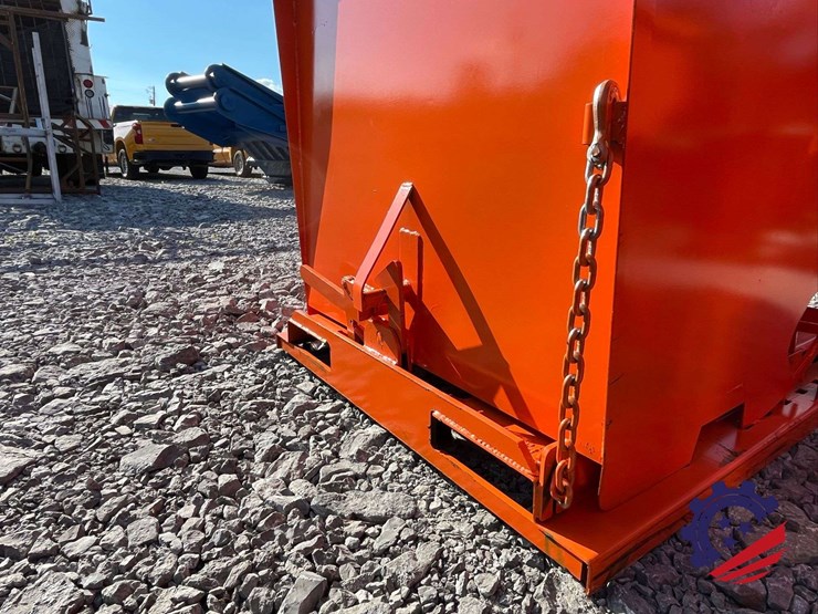 2.0-cy.-self-dumping-hopper-with-fork-pockets-image-8