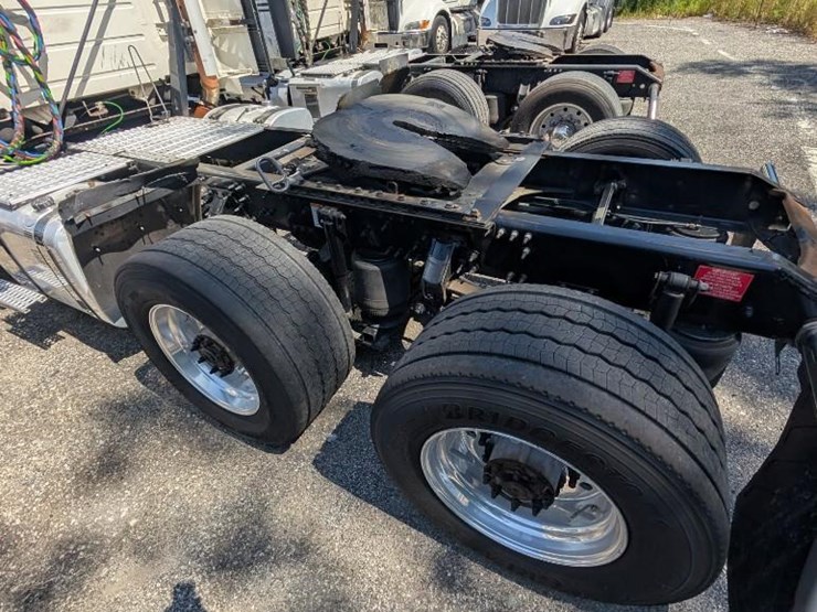 2018-volvo-10-image-13