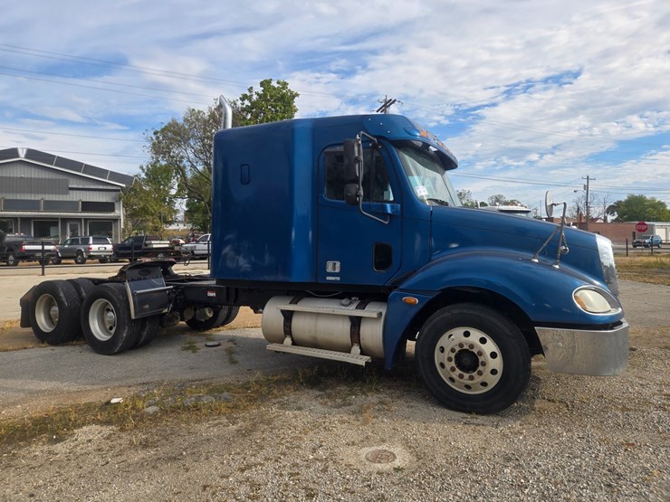 2006-freightliner-columbia-120-image-19