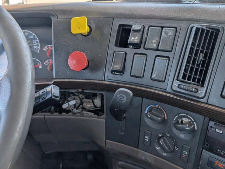 2018-volvo-10-image-27