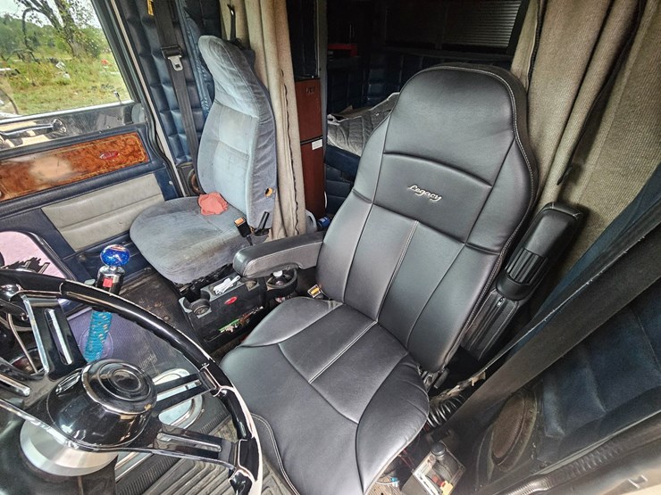 2001-peterbilt-379-image-48