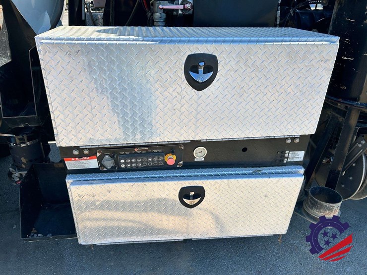 2019-freightliner-114sd-image-88