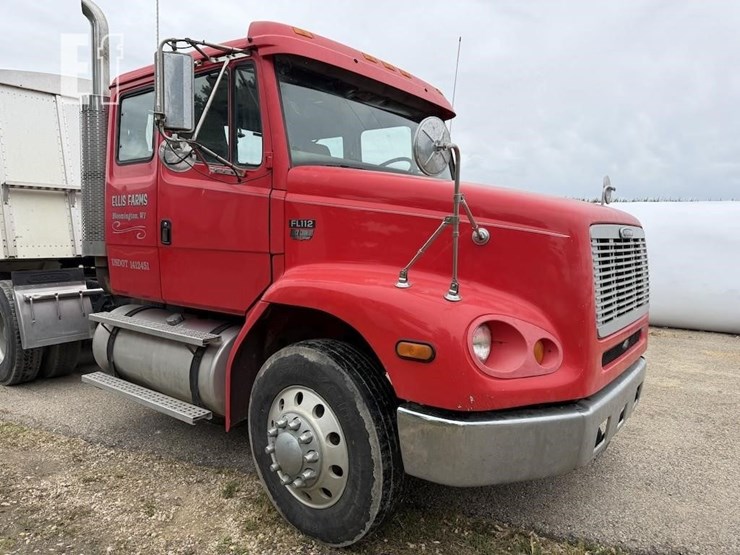 2000-freightliner-fl112-image-4