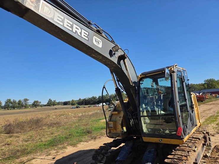2011-deere-135d-image-13