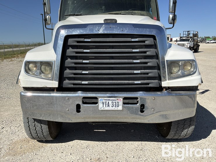 2013-freightliner-114sd-image-18