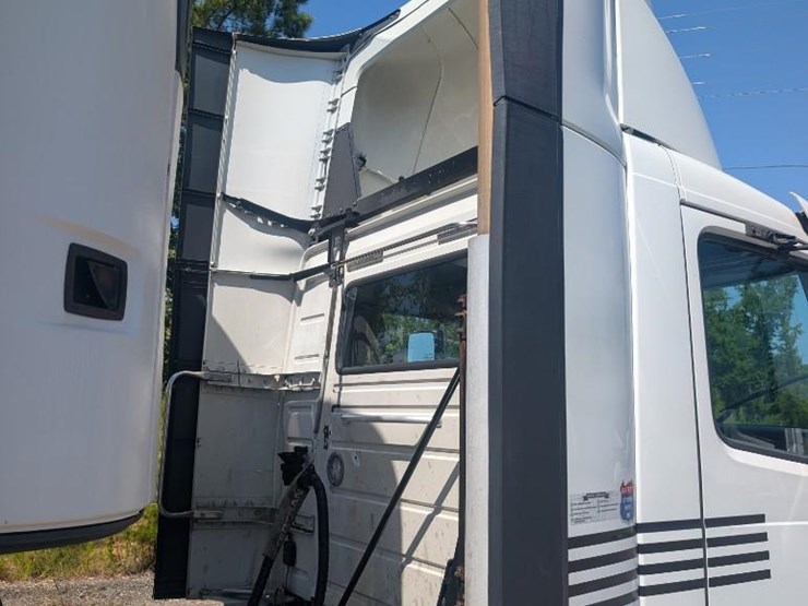 2018-volvo-10-image-4