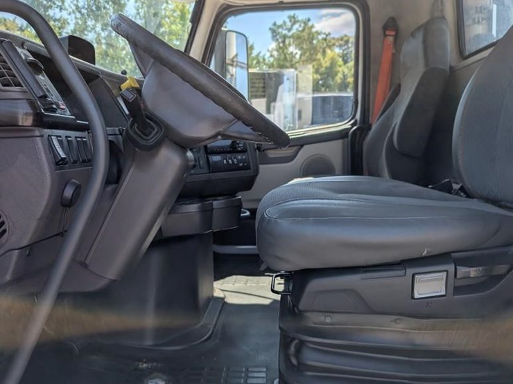 2018-volvo-10-image-18