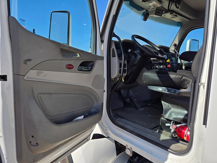 2018-peterbilt-579-image-16