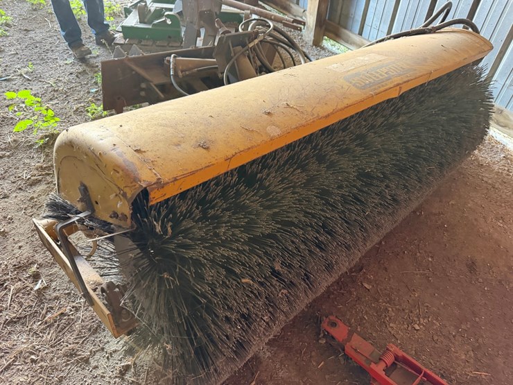 #1743-•-3-point-hydraulic-sweeper-attachment-image-4