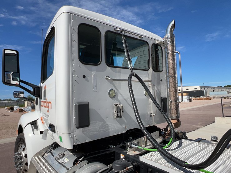2018-peterbilt-579-image-40