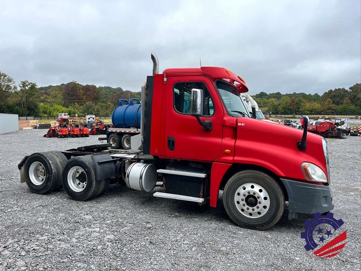 2014-freightliner-cascadia-t/a-truck-tractor-image-5