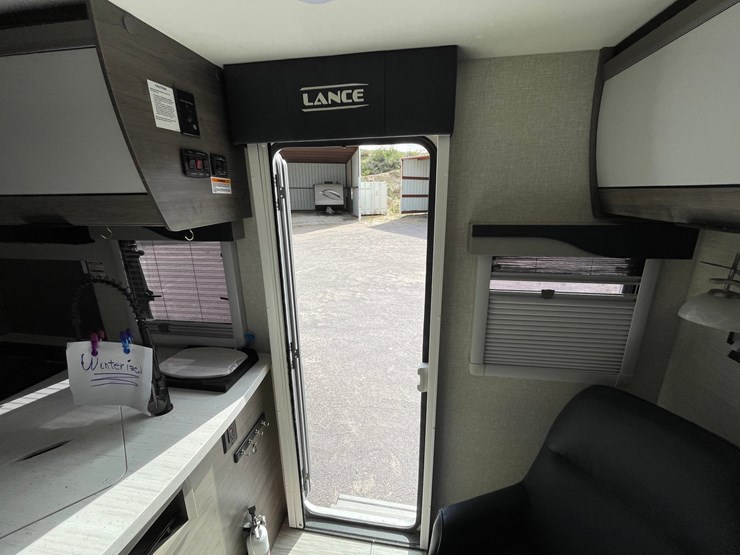 #2824-•-2022-lance-travel-trailer,-(has-new-mexico-title)-image-45