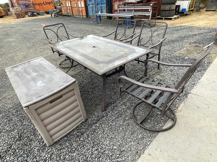 #3055-•-patio-table-and-chairs-image-2