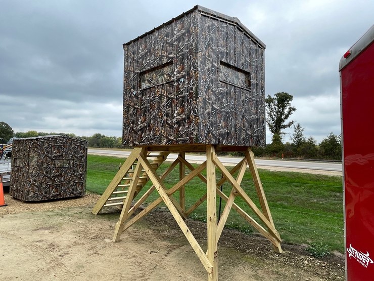 #1281-•-6'-x-6'-deer-blind-on-tower-with-steps-image-3