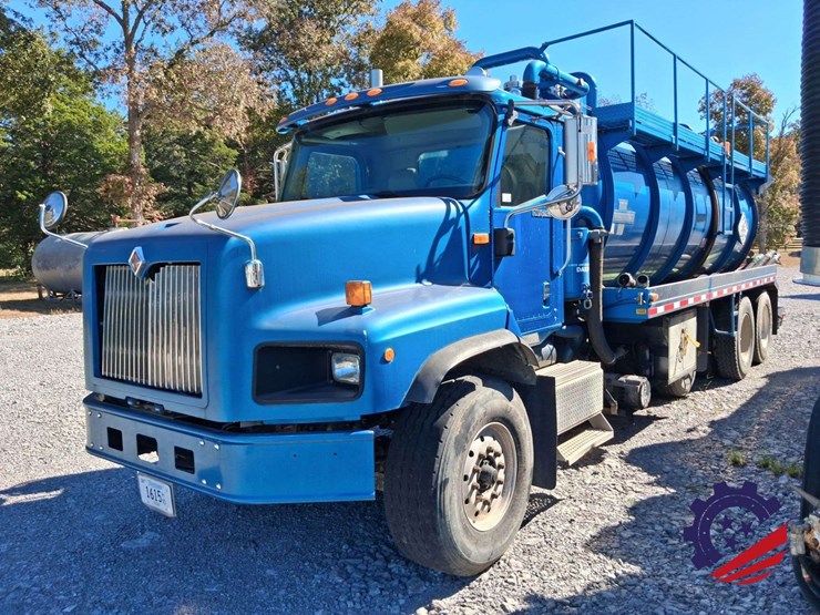2011-international-paystar-tri-axle-hydrovac-truck-image-1