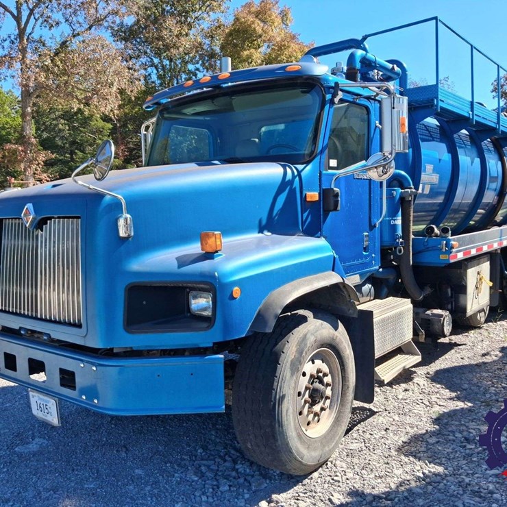 2011 INTERNATIONAL Paystar Tri-Axle HydroVac Truck