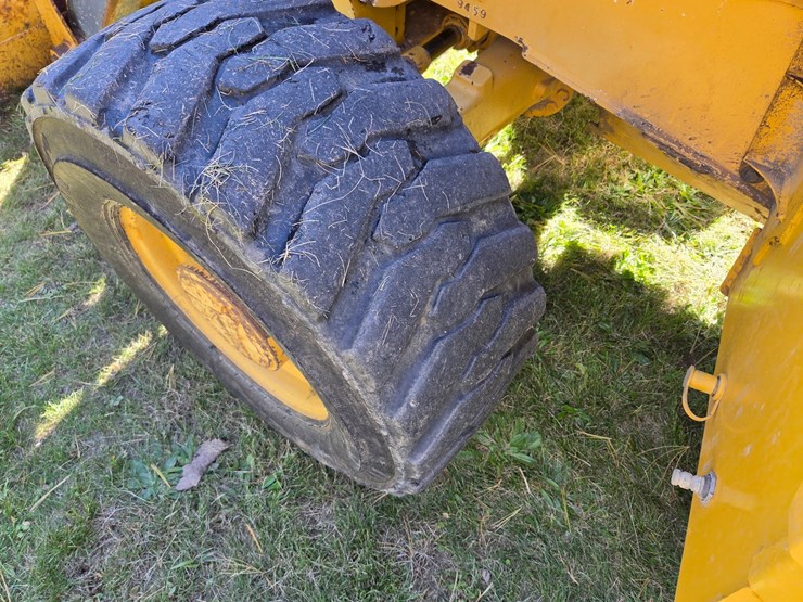 2010-deere-310j-image-42
