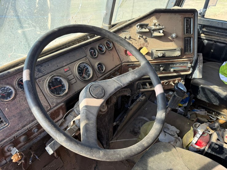 2003-freightliner-fld120-image-144