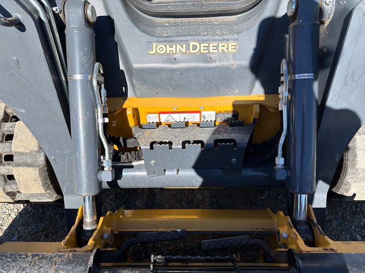 2018-deere-323e-image-37