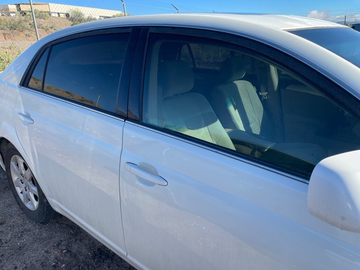 #2762-•-2005-toyota-avalon-(title-in-delay)-image-11