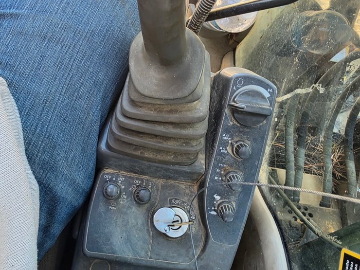 2011-deere-135d-image-27