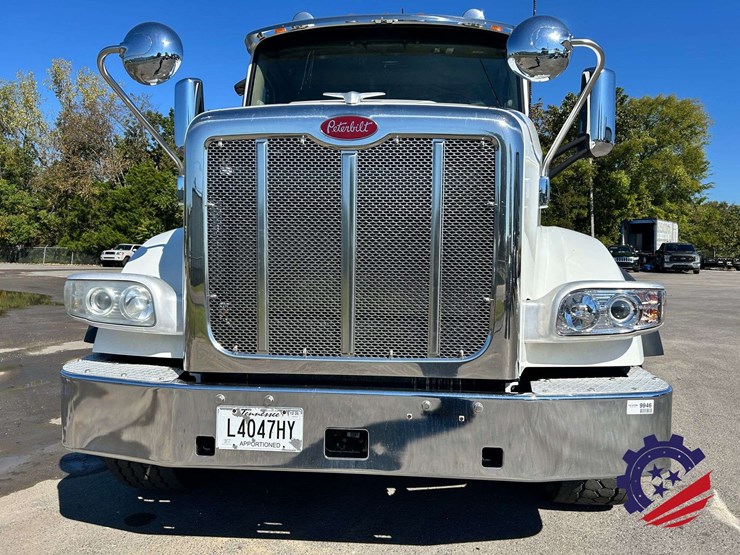 2020-peterbilt-567-image-45